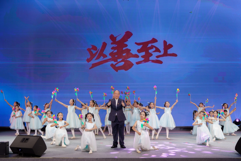 右眼新聞：向上向善 聚愛前行