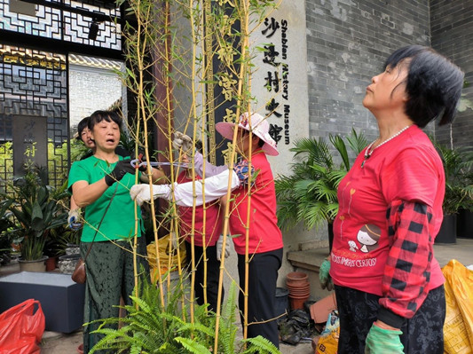 園丁集結施肥去！綠美沙邊又上新