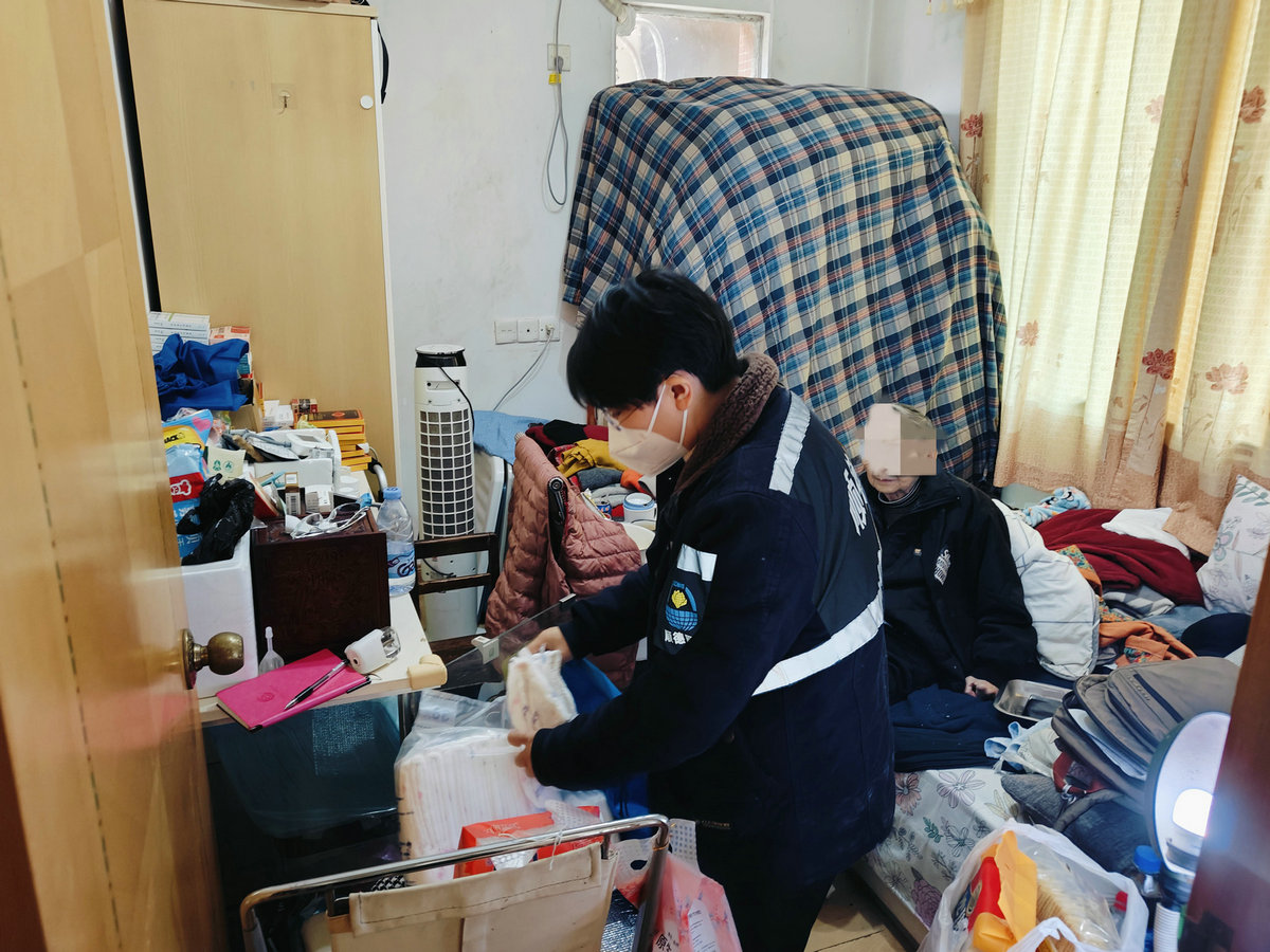 化身“蜘蛛俠“，多方聯動緊急救助八旬病弱老人