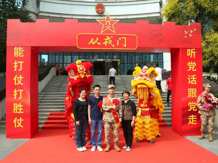 鎮(zhèn)政府門前跨過(guò)從戎門！龍江舉辦新兵歡送儀式！