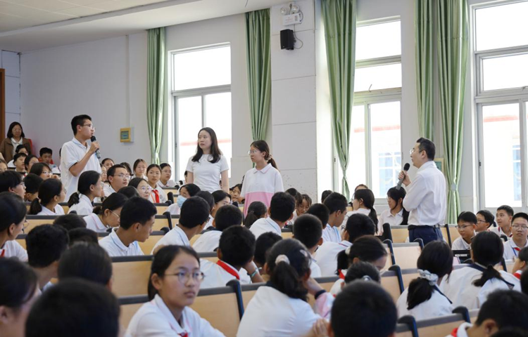 AI科普走進“民族團結大講堂”，勒流江義中學團結之花綻放