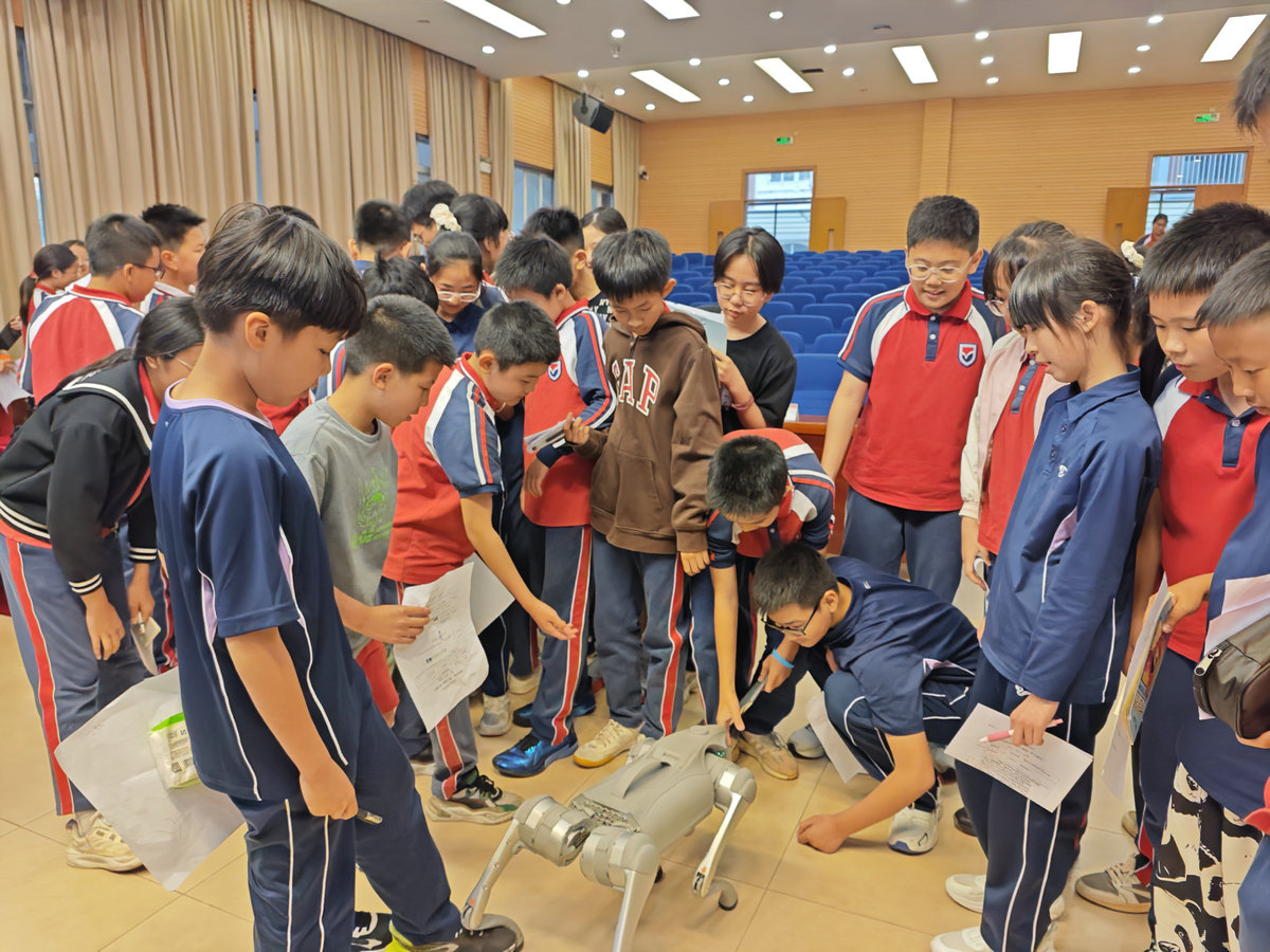 機(jī)器狗到學(xué)校啦！中山大學(xué)“博士天團(tuán)”到陳村講課