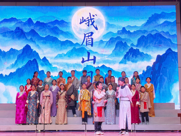 思政課碰上穿越，這所學校讀書會玩出新花樣