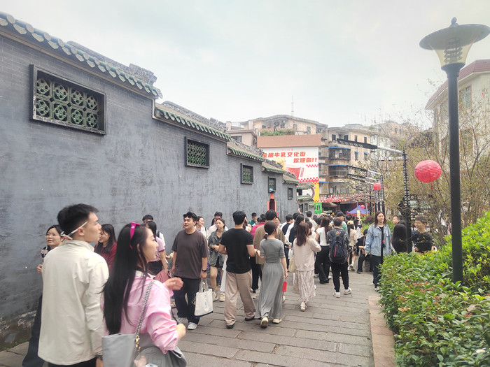 清明假期，順德再現(xiàn)“人從眾”景象