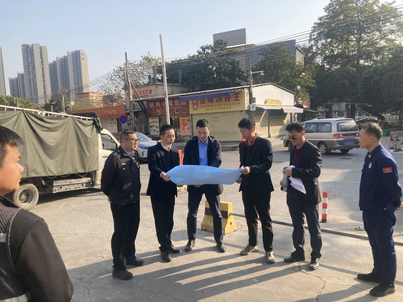 小區周邊道路好停車了，校車不用繞路了