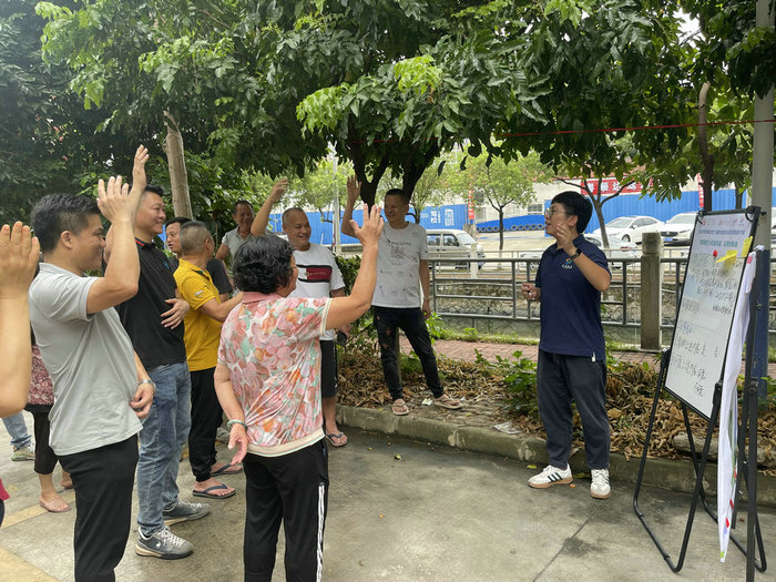 右眼新聞：沙富村民紛紛舉起了幸福的手