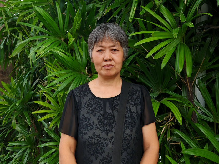不容易！59歲“送考媽媽”6點半到校門口為孩子默默祝福