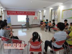 和媽媽一起讀書，聽社工姐姐講課