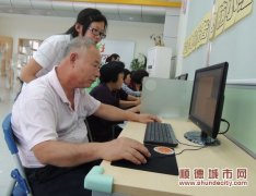 家里老人想學電腦？社工來幫忙作指導
