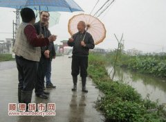 杏壇又見“雷鋒”，從河里抱出昏厥者