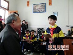 學生也爭先恐后當雷鋒