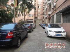 街邊車滿為禍　停車場卻無人問