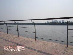 江邊護欄“張大口”，路過行人“心慌慌”