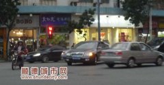 堵車嚴重，市民轎車不用換開摩托車
