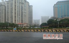 繞行不方便，行人選擇橫穿車流過馬路