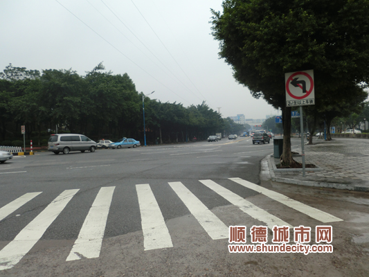 兩側路口設有警示路牌 限制2噸以上（包含2噸）的車輛通行