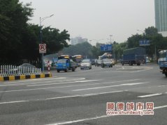 三叉口沒有設隔離帶，天天下班都堵車