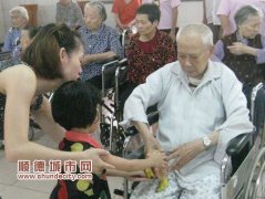 父親節，龍江職校與老人們一起過