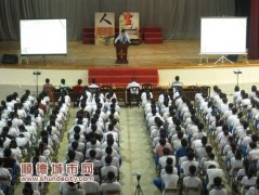 2000名學生向一位企業家“討教”