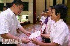 大聲表達與送鮮花　也道不盡對老師的敬意