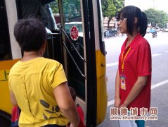 學生哥放棄休假　義務甘當導乘員