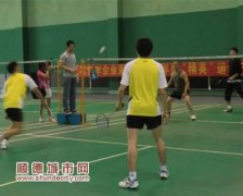 青企會(huì)員以球會(huì)友　健身溝通兩不誤