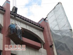 10年廣告牌屬違規(guī)，主動(dòng)換成LED屏