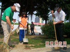領導當“清潔工” 上街大掃除