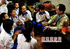 學生獻愛，給老人送禮物唱歌仔