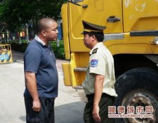 執(zhí)法遇著蠻漢子：我的車沒上路，不準(zhǔn)你動(dòng)