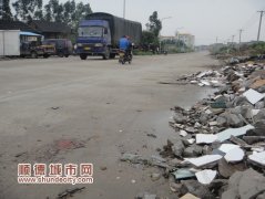 長約300米的“垃圾線”，堆四五年了
