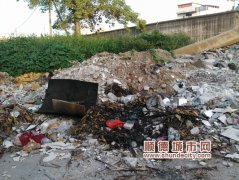 工業垃圾霸占半條路　居委會也喊拿它沒轍
