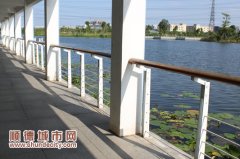 游人缺少愛　公園護欄張開大嘴巴