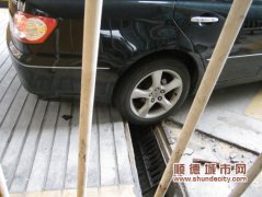 陷阱“吻”車一聲“凼”　車很傷人更怒