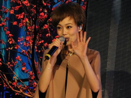 元宵晚會圓滿落幕，容祖兒現(xiàn)場“逗利是”