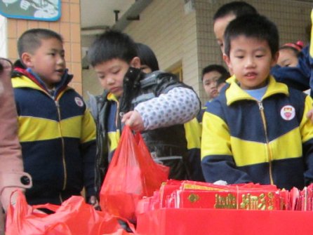小學(xué)生發(fā)起收集，10萬(wàn)個(gè)利是封捐給企業(yè)