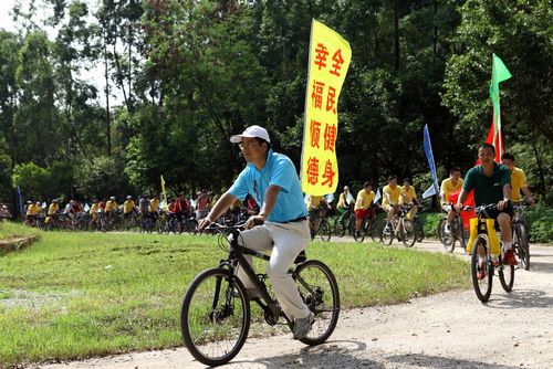 近400人頂日巡游，歲半男孩也“瘋狂”