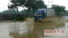 驚！新城區工地污水黃泥淹路面