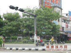 “驚魂”路口：9盞紅綠燈受損，半年無人理