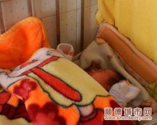 巷子里來了個未滿月女嬰，父母卻不見！