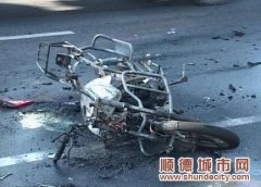 逆行撞上小貨車，摩托車被燒毀