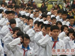 獻愛心，倫教600名青少年上街頭募捐