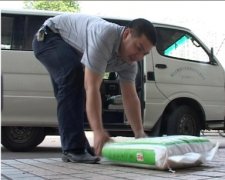 100分愛心禮物送進困難家庭中