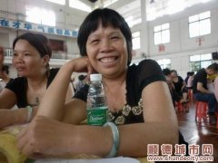 仔女忙表愛心，媽咪過得真快樂！