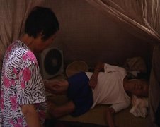 八旬老翁痛倒在家，萬元藥費難承受