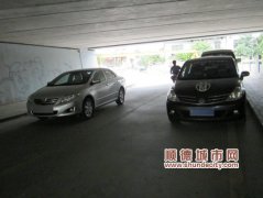 小汽車橋底“躲太陽”　路人擔心出事故