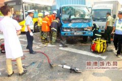 泥頭車“飛奪”五沙大橋　6車相撞3人傷