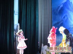 人偶同臺演出經典童話故事《拇指姑娘》