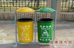 街頭扔垃圾分清黃綠垃圾桶