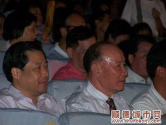 老領(lǐng)導(dǎo)黎子流登臺獻唱《鍘包勉》